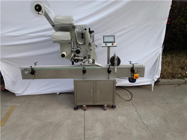 फ्ल्याट बोतलको लागि स्वचालित स्टीकर प्लेन लेबलिंग मेशीन 